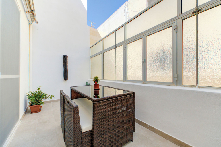 Terrace/patio 3, Colourful Spacious Maisonette with Yard, Saint Paul's Bay