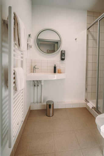 Bathroom 4, The Originals Access, Hôtel Mulhouse Est, Haut-Rhin