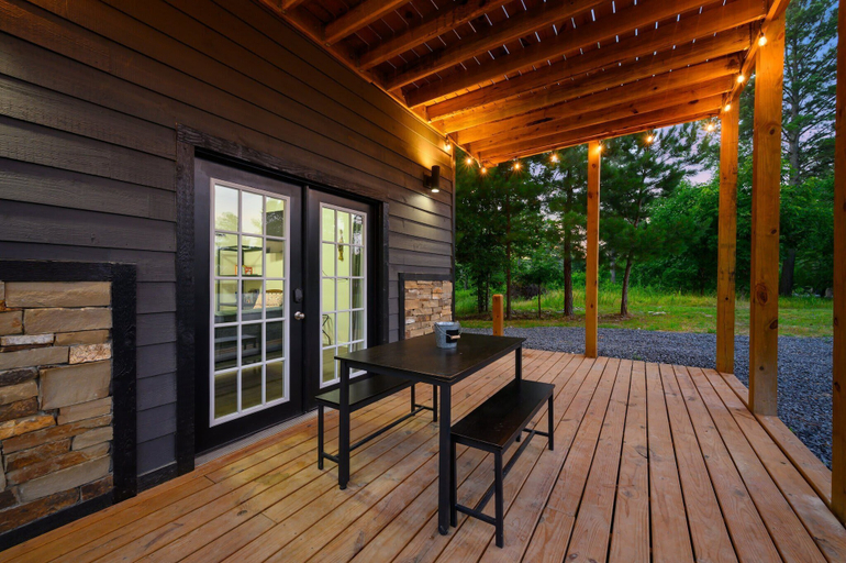 Outdoor dining, Double Magic - Unique Cabin for 6 - Pond, Hot Tub, McCurtain