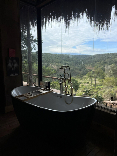 Bathroom 2, Ole-Lekurruki Ngare Ndare, Buuri
