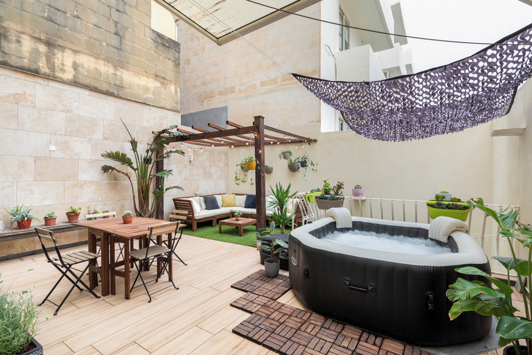 Outdoor spa tub 3, Pearl Pad Seaside HOT TUB 1 BR APT