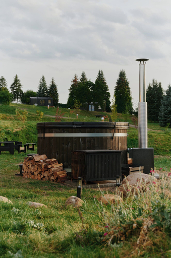 Outdoor spa tub, Raus | Cabins am See mit Sauna + Hot-Tub, Prignitz