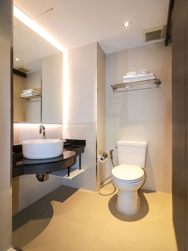 Bathroom 4, Aim House Bangkok Hotel, Khlong San