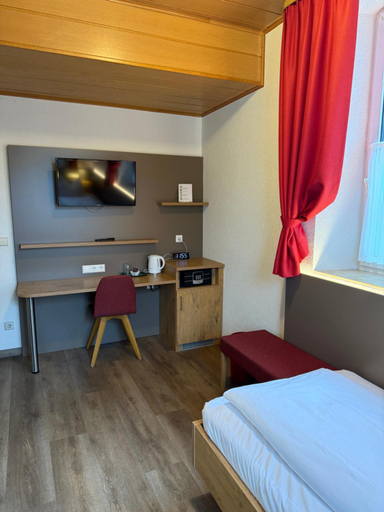 Bedroom 4, Hotel und Wirtshaus Lowen, Konstanz
