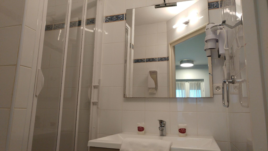 Bathroom 3, Hotel Bar du Centre, Landes
