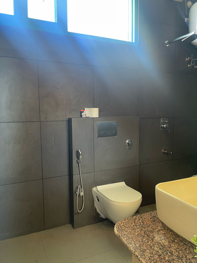 Bathroom 4, Kasar Escape, Almora