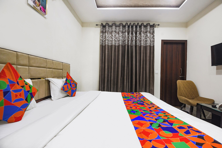 Room 5, Fabhotel Canal View, Ludhiana