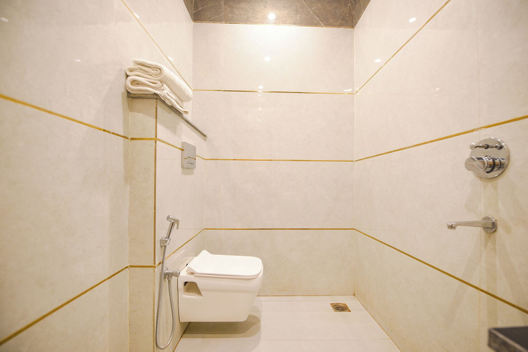 Bathroom 3, Fabhotel Grand Shiva, Delhi