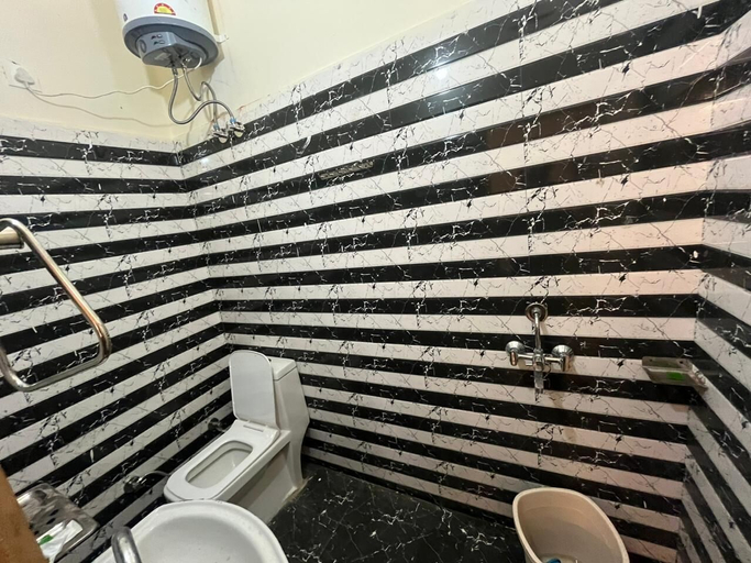Bathroom 4, Maharaja Hotel and Dhaba, Hardwar