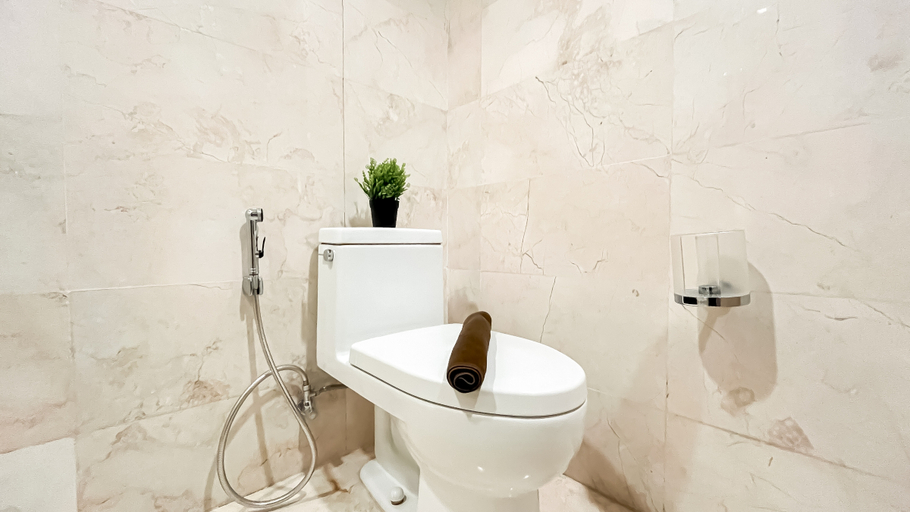 Bathroom 5, Modern and Comfy 2BR with Extra Room at Four Winds Apartment By Travelio, Jakarta Selatan