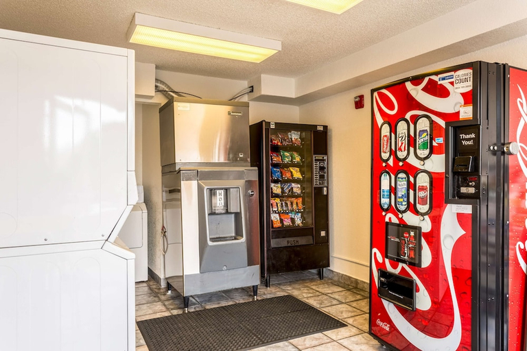 Food & Drinks 5, Motel6 Albuquerque, NM - South - Airport, Bernalillo