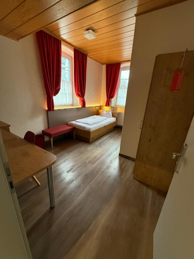 Bedroom 2, Hotel und Wirtshaus Lowen, Konstanz