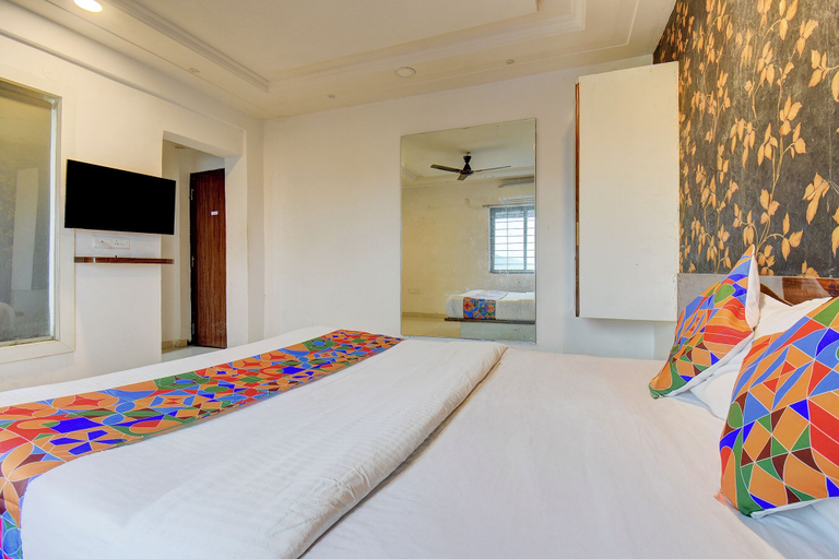 Bedroom 2, Fabhotel Royal Imperio, Pune