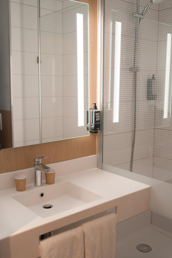 Bathroom 3, ibis Béziers Est Méditerranée, Hérault