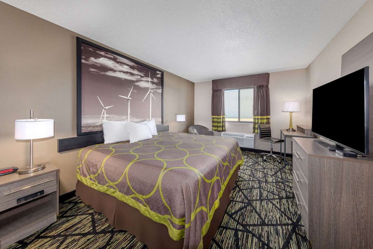 Bedroom 2, Super 8 by Wyndham Pratt, Pratt