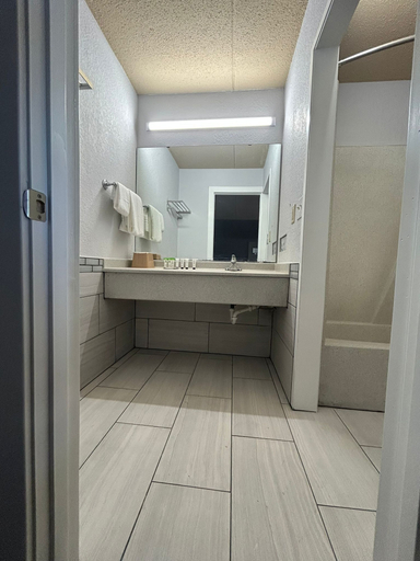 Bathroom 3, Roseville Inn, Ramsey