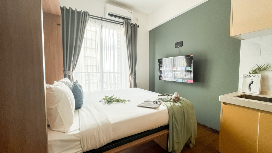 Bedroom 2, Warm Tone Studio at Sky House BSD Apartment By Travelio, Tangerang Selatan