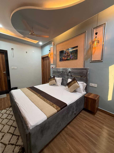 Room 5, Room Racers, Varanasi