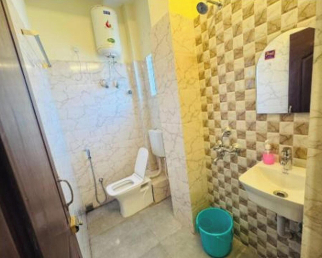 Bathroom 2, Fabhotel Hi Rise, Kolkata