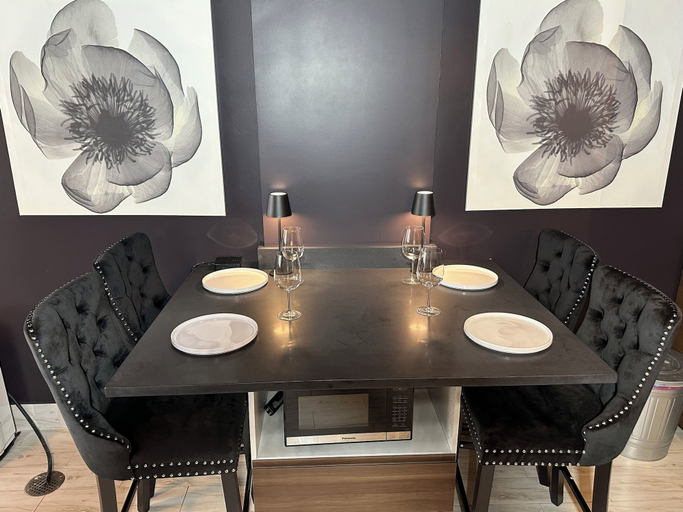 Dining 2, Prospect Park Escape, New York