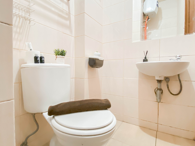 Bathroom 5, Cozy and Neat Studio at Dave Apartment By Travelio, Depok