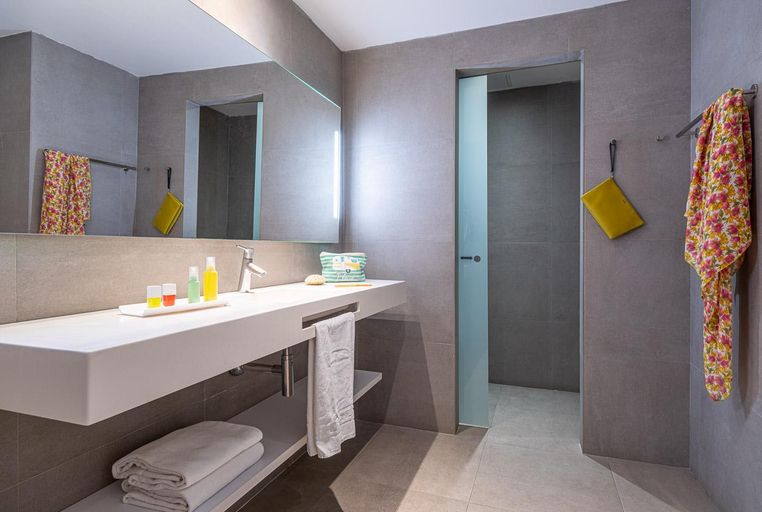 Bathroom 5, Estival Torrequebrada, Málaga