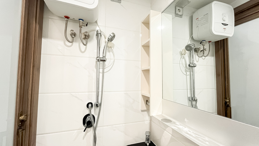 Bathroom, Warm Tone Studio at Sky House BSD Apartment By Travelio, Tangerang Selatan