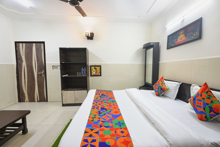 Room 5, Fabhotel Shiv Palace, Delhi