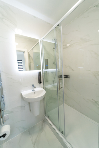 Bathroom 4, Centra High Road, London