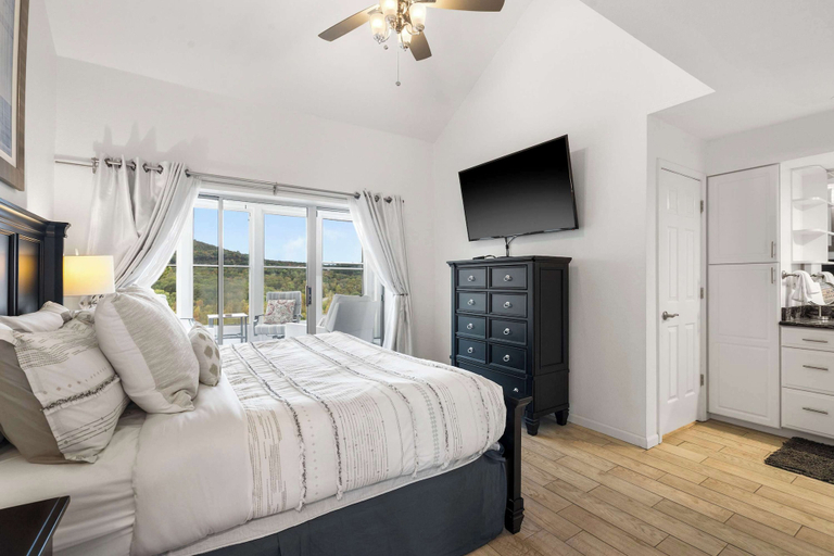 Room 2, Vacay Getaway - Condo for 8, Taney