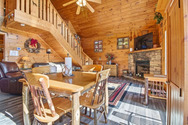 In-room dining, Awesome View Cabin, Sevier