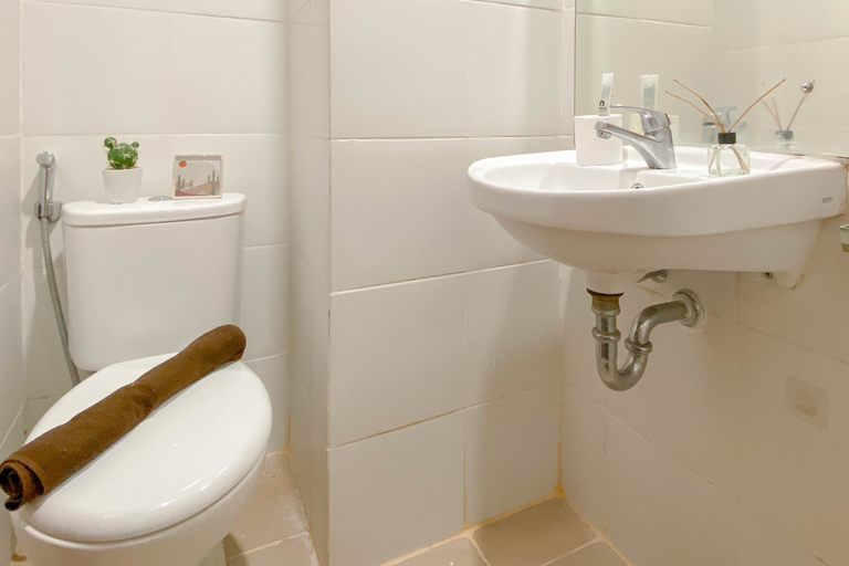 Bathroom 5, Compact and Nice 1BR Apartment at Vittoria Residence By Travelio, West Jakarta