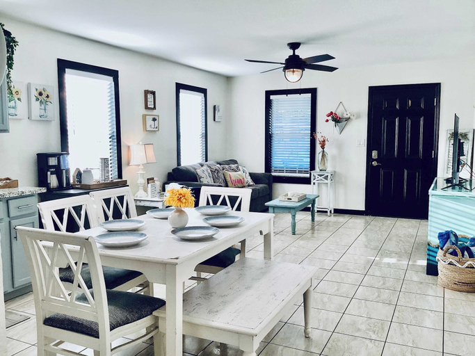Dining 5, Urban Aquarium, Home for 8, Galveston