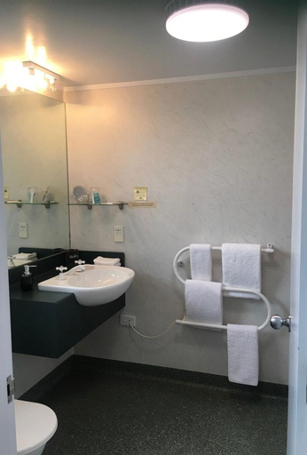 Bathroom 4, Colonial Manor Motel, Central Otago