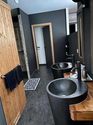 Bathroom 4, Salon Boyer, Marne