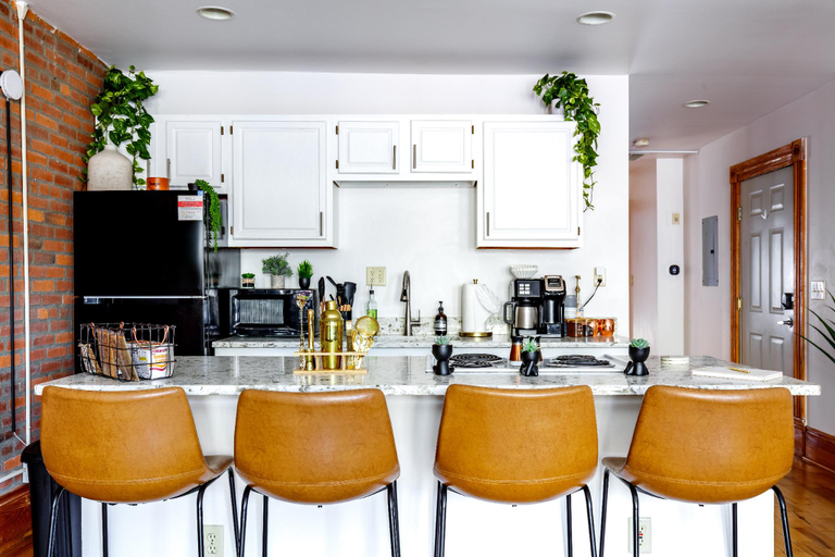 Food & Drinks 4, TOP Rated - PRIME Location - Free Parking - CLEAN, Franklin