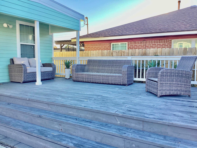 Exterior, Urban Aquarium, Home for 8, Galveston