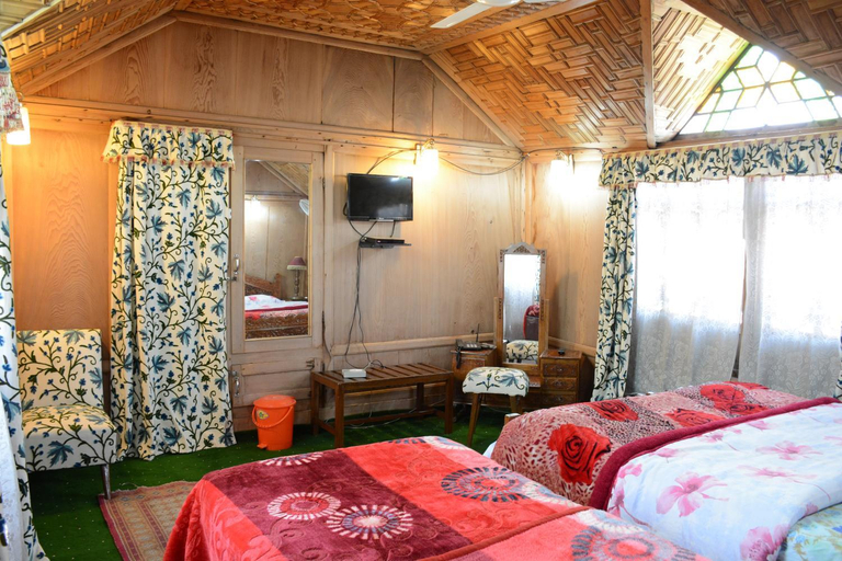 Bedroom 2, Houseboat Zaindari Palace, Srinagar