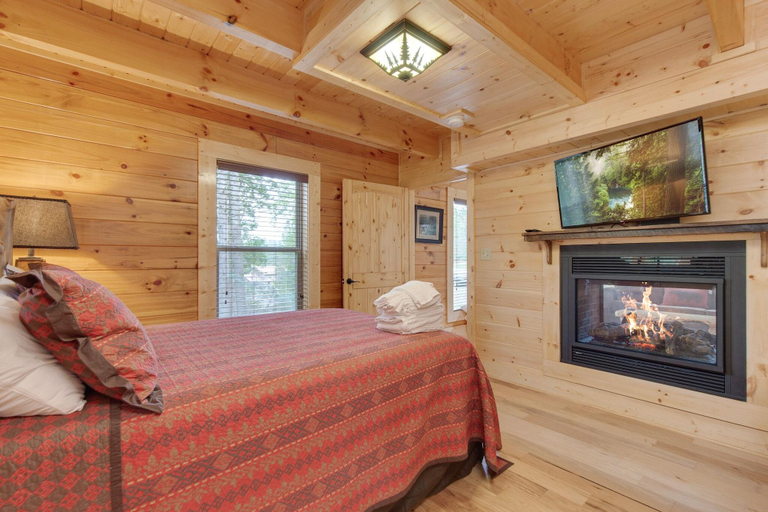 Bedroom 3, Simply Unforgettable, Sevier