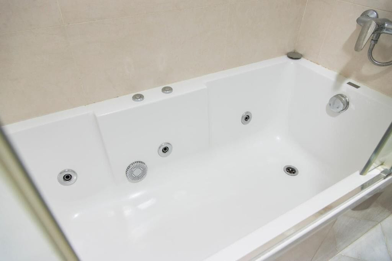 Jetted tub, Night In Sevilla, Sevilla