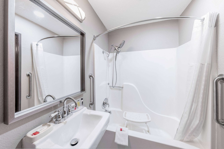 Bathroom 3, Super 8 by Wyndham Pratt, Pratt
