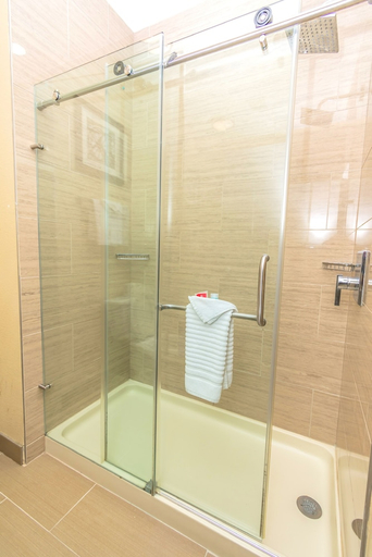 Bathroom 3, Econo Lodge Inn & Suites East Houston I-10, Houston
