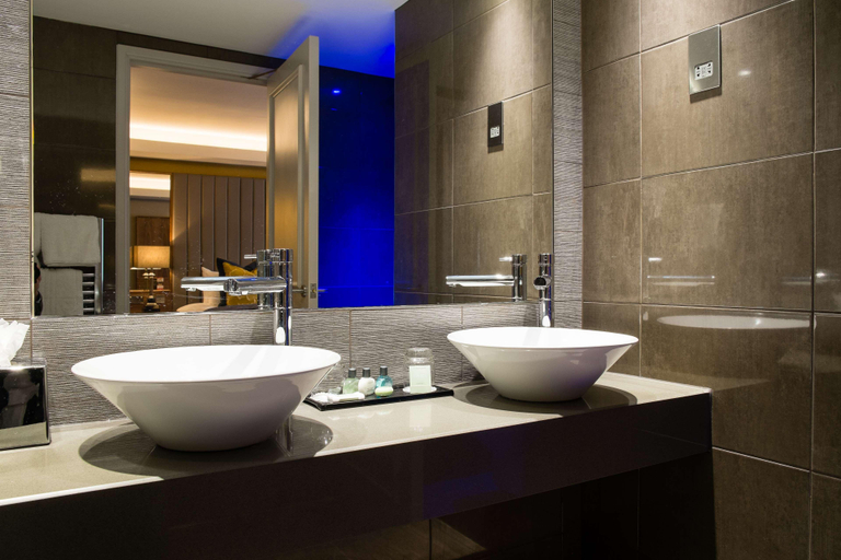 Bathroom 5, Lea Marston Hotel Golf & Spa, Warwickshire