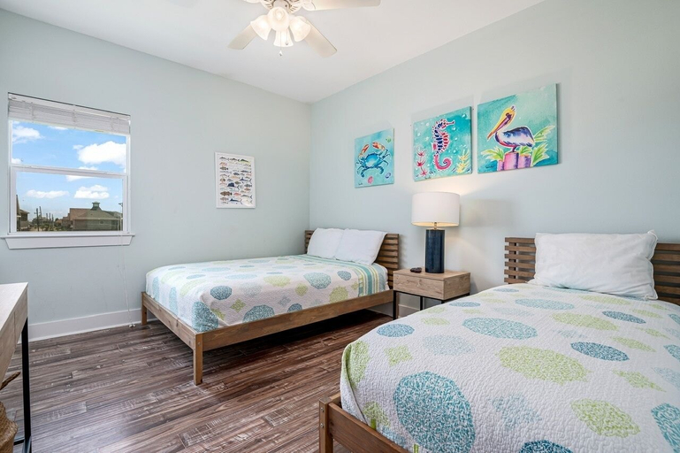 Room 2, Chillax Inn 3 Bedroom Home by RedAwning, Galveston