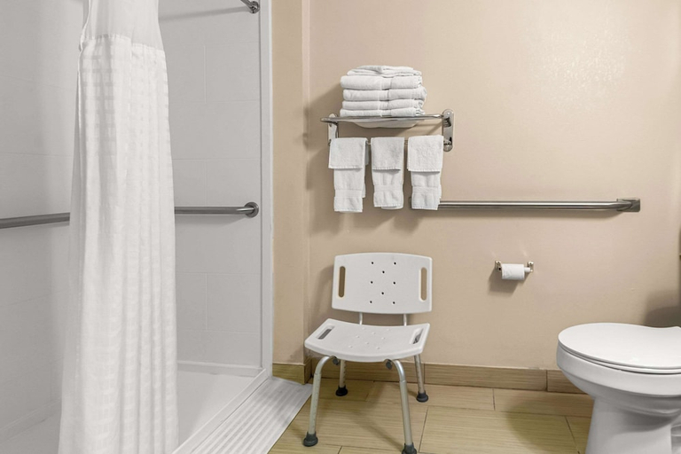 Bathroom 4, Comfort Suites Vincennes, Knox