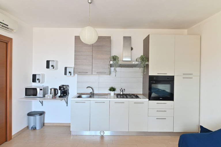 Private kitchen 2, IzzHome Oasis, Cagliari