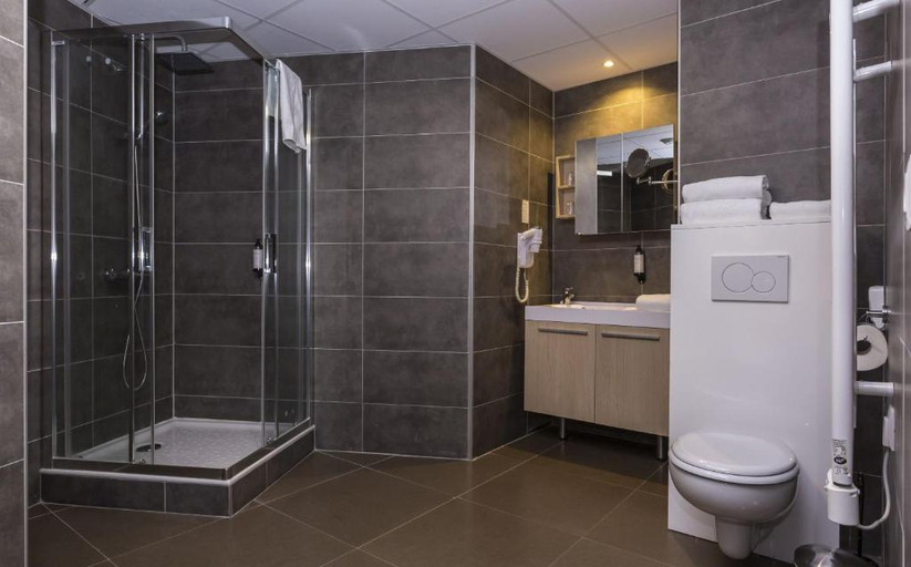 Bathroom, Zenitude Swiss Apparthotel Ferney Voltaire, Ain