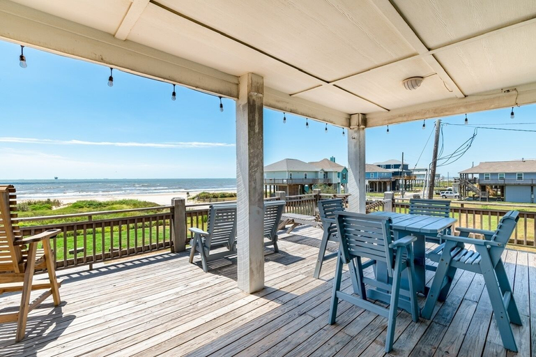 Outdoor dining 5, Chillax Inn 3 Bedroom Home by RedAwning, Galveston