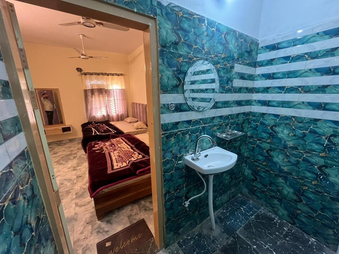 Bathroom 2, Maharaja Hotel and Dhaba, Hardwar