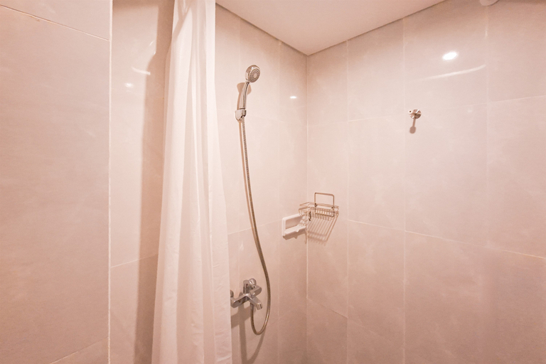 Bathroom 5, Simply Studio Apartment at Serpong Garden By Travelio, Tangerang